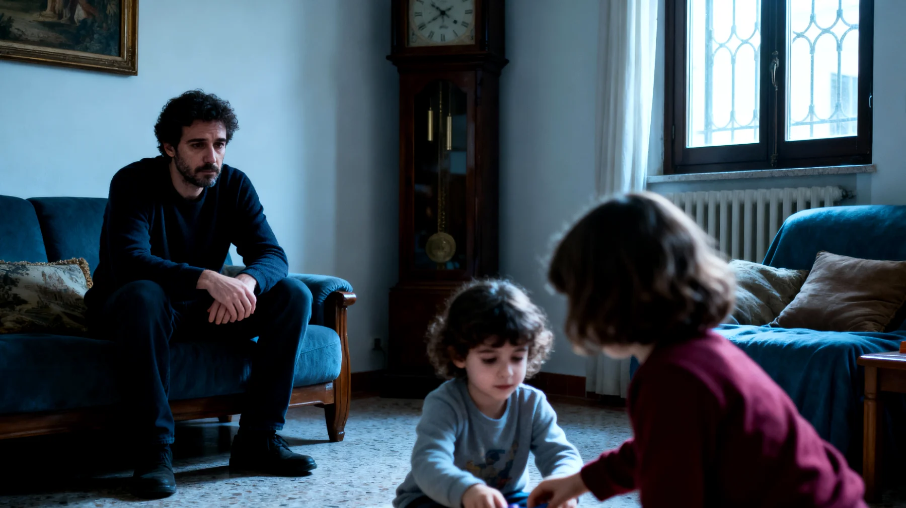 Un papĆ che fatica a esprimere affetto e creare momenti di dialogo emotivo con i suoi bambini piccoli, limitandosi agli aspetti pratici della cura quotidiana senza riuscire a comunicare sentimenti, emozioni e vicinanza affettiva"