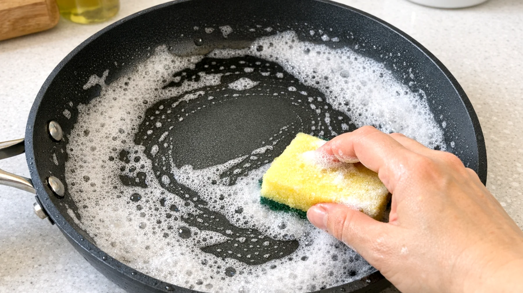 Come pulire correttamente la padella antiaderente per mantenerla efficiente e farla durare più a lungo senza rovinare il rivestimento"